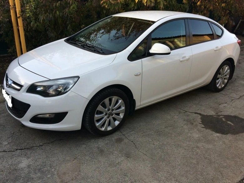 Опель Астра белый 2013