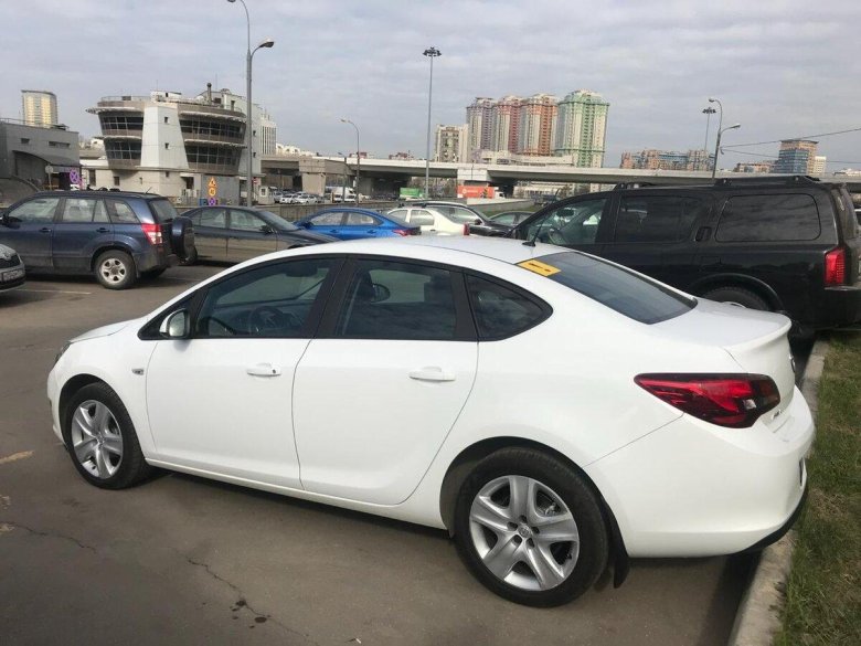 Opel Astra j седан белый