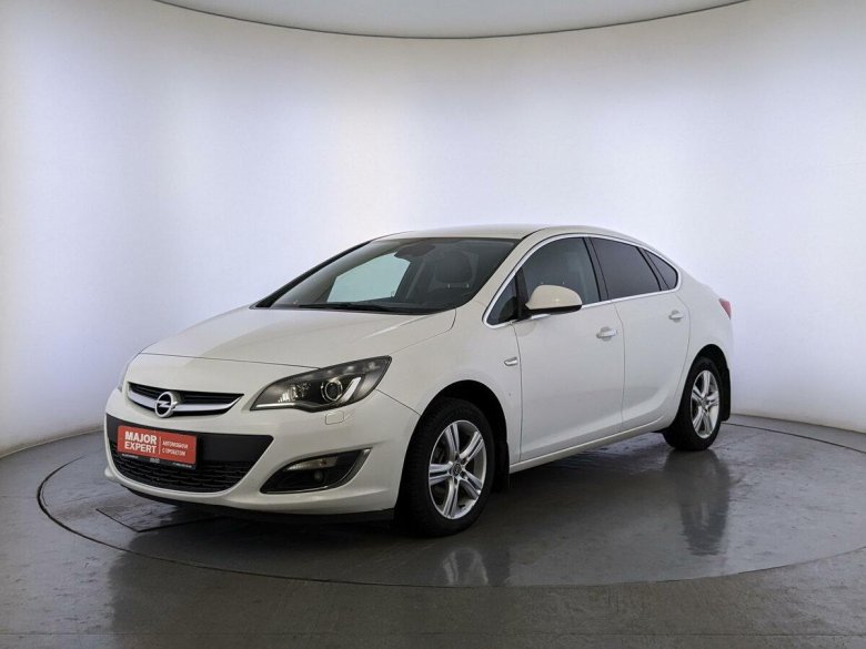Опель Астра 2014 белый