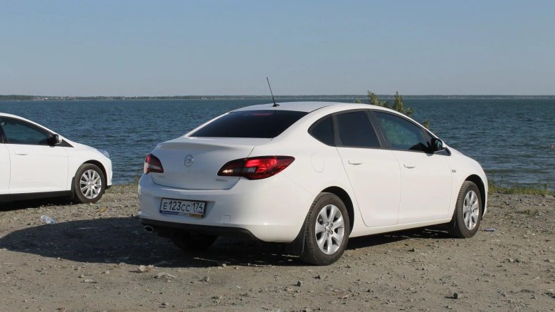 Opel Astra j 2013 седан