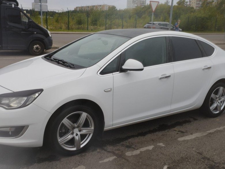 Белая Астра с черной крышей