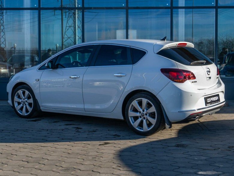 Белый опель астра