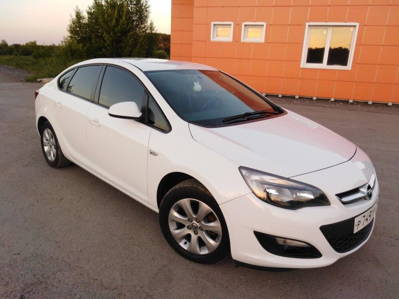 Опель Астра 2014 белый седан