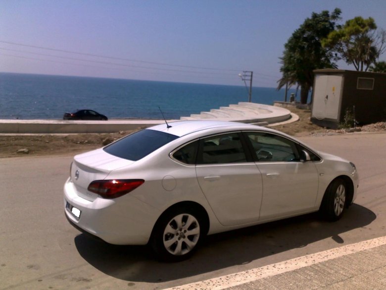 Астра j 2013 седан белая