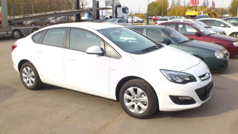 Опель Астра 2014 белый седан