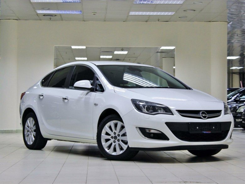 Опель Астра j седан белый