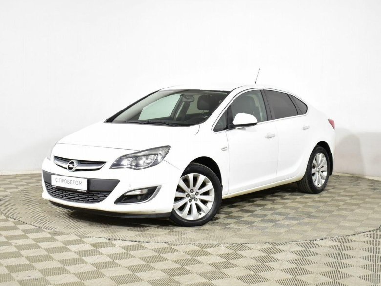 Опель Астра 2014 белый седан