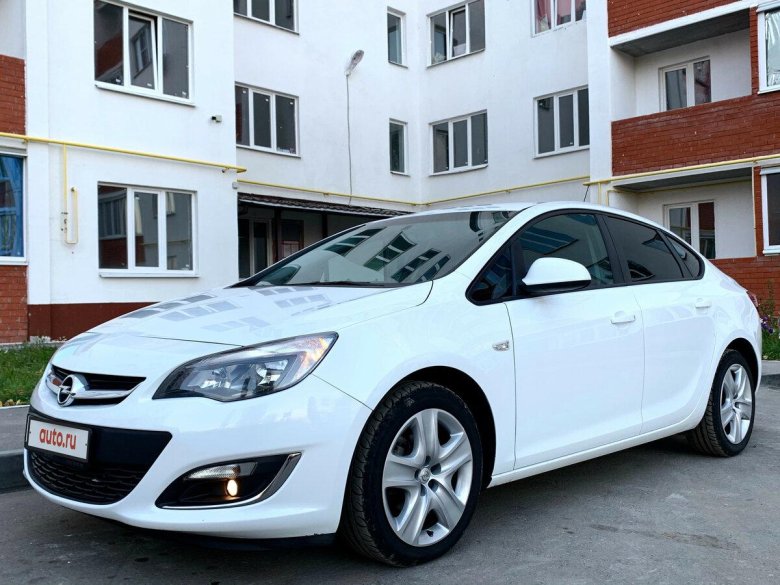 Опель Астра j седан белый