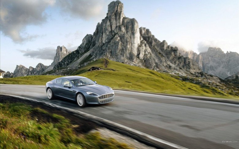 Машина на дороге