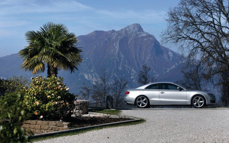 Машина в горах