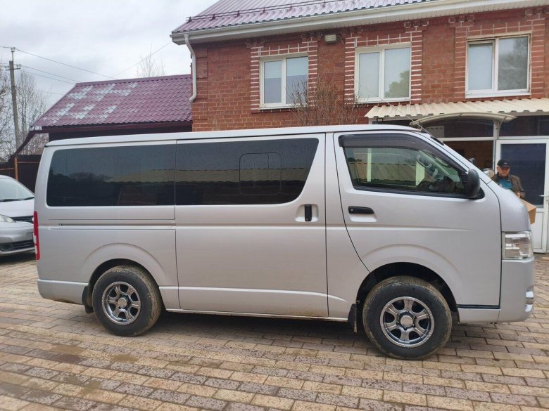 Микроавтобус toyota hiace 12 мест