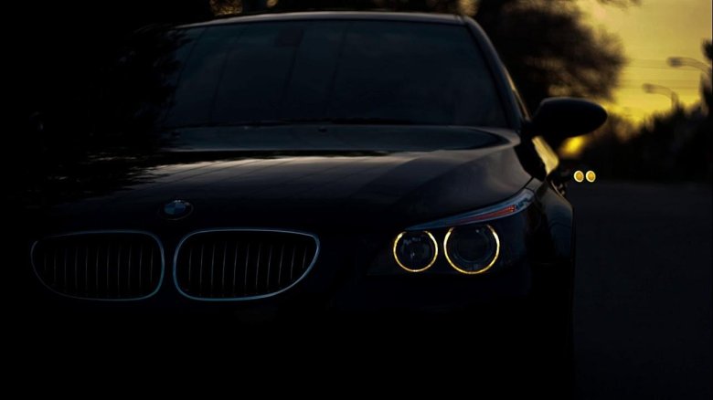 БМВ м5 в темноте