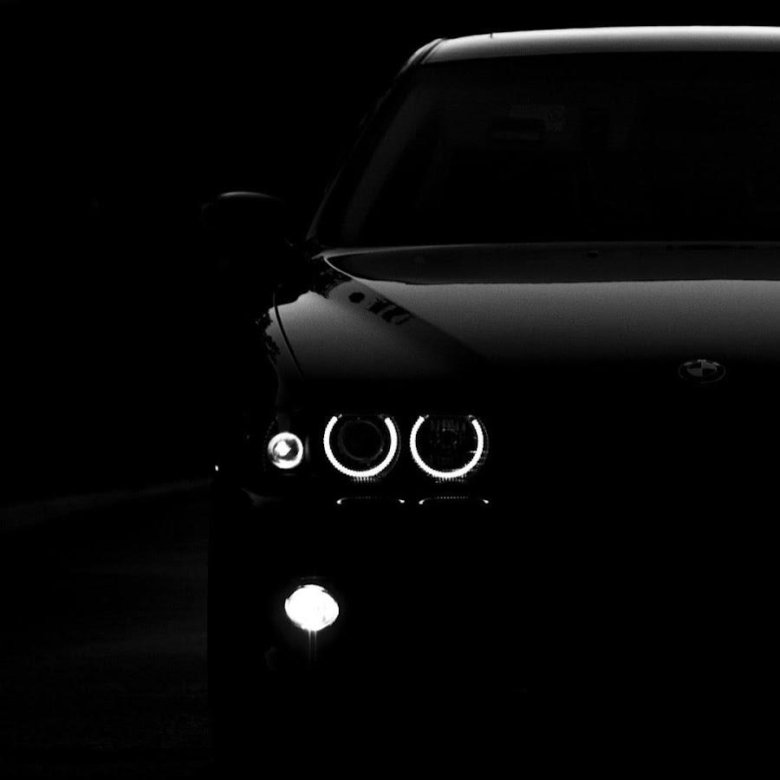 Бмв на черном фоне