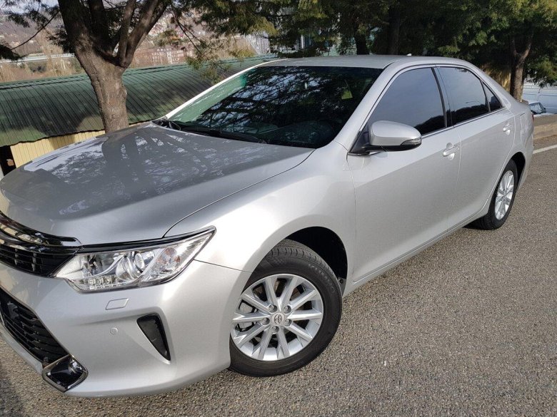 Тойота Камри 2017 серебристая