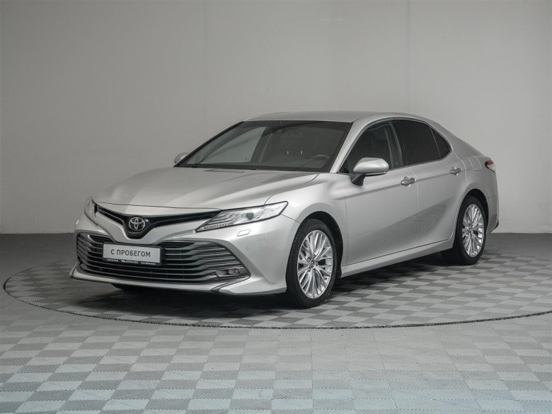 Тойота Камри 2018 серебристый