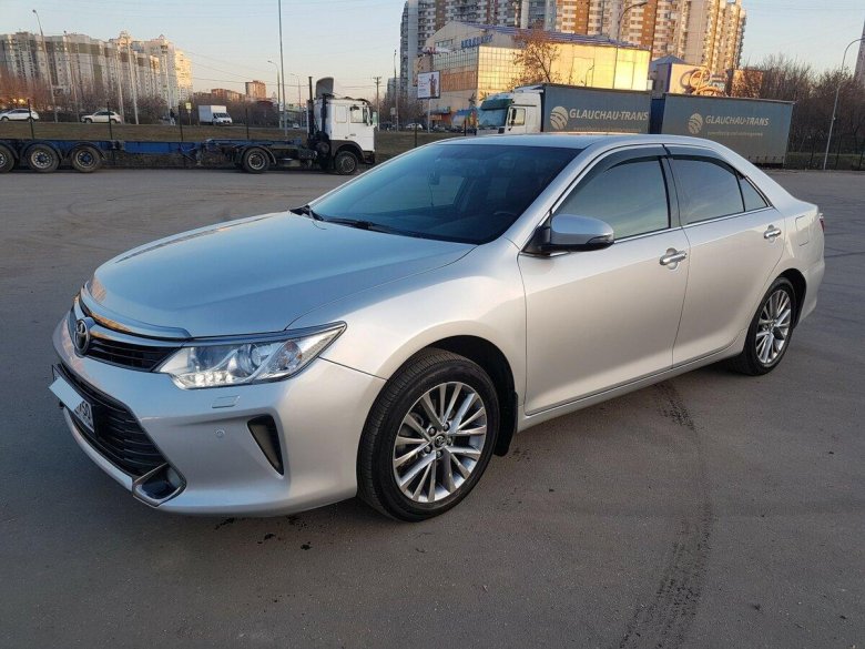Тойота Камри 50 серебристая