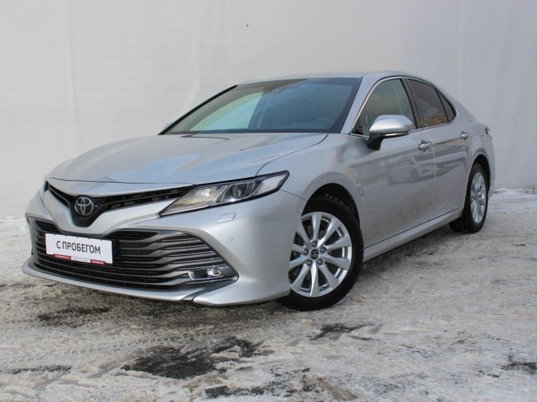 Тойота Камри серебристая