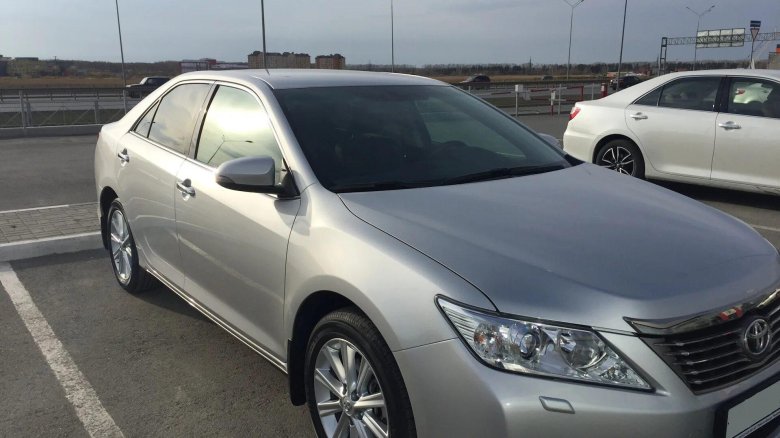 Тойота Камри 50 серебристая