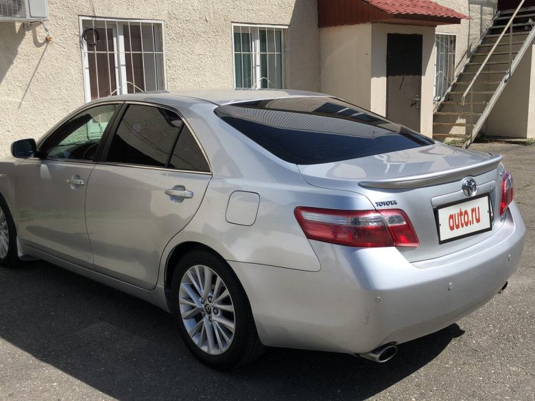 Тойота камри серебристая