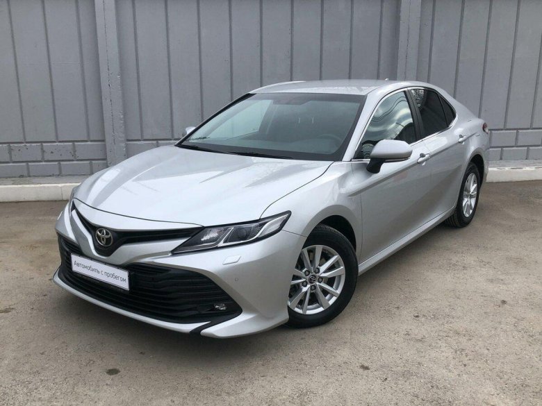 Тойота Камри серебристого цвета