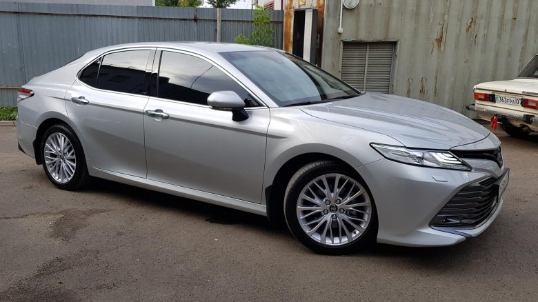 Тойота Камри 2019 серебристый металлик