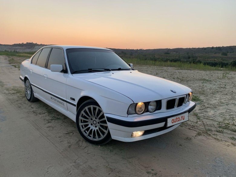 Двери от БМВ 525 34 кузове покрашена снежной королевы в гараже