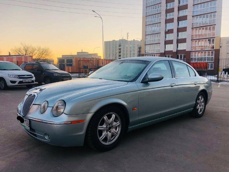 Серебристый Jaguar s-Type