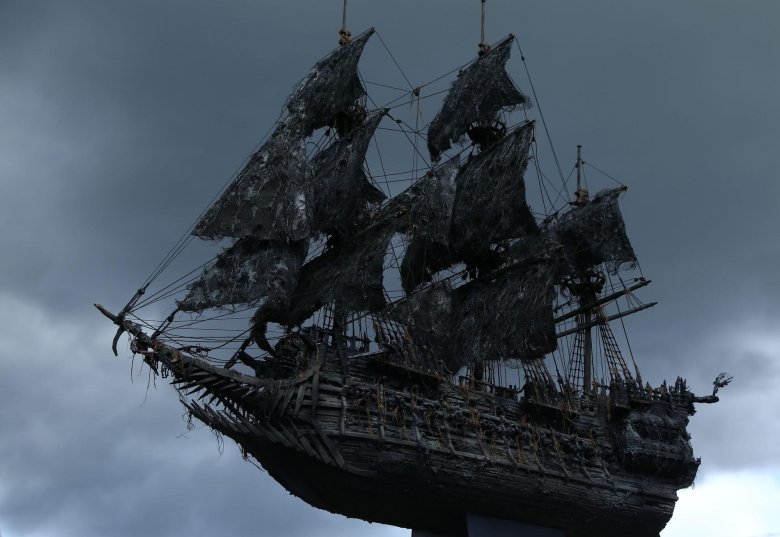 Корабль "Летучий голландец"