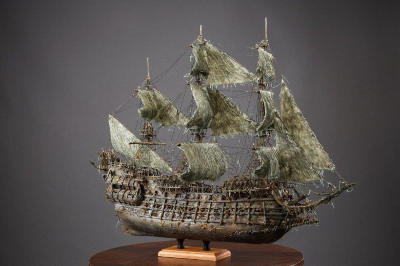 Корабль "Летучий голландец" (1:100)