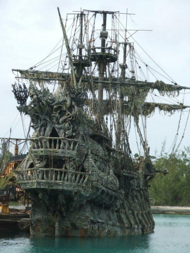 Корабль "Летучий голландец"