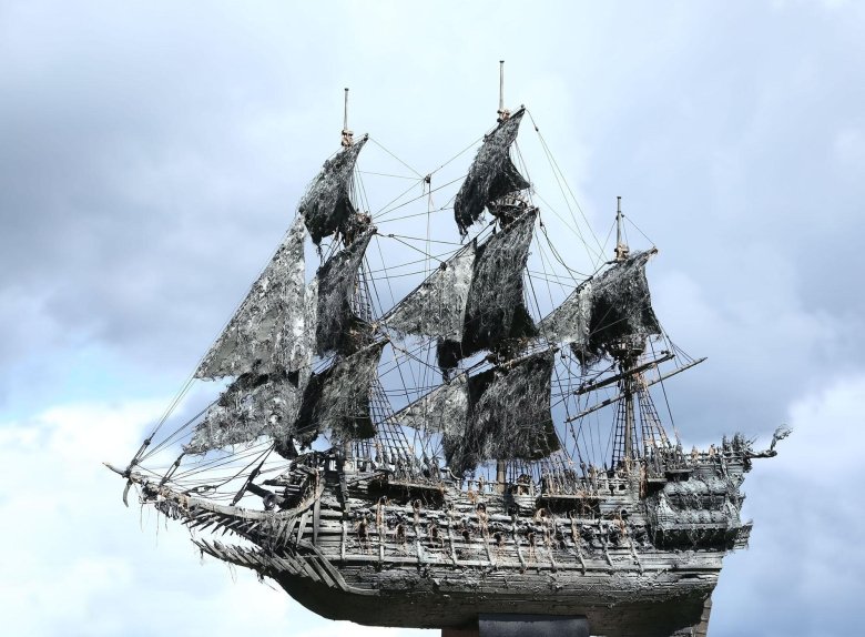 Летучий голландец корабль пираты карибского моря