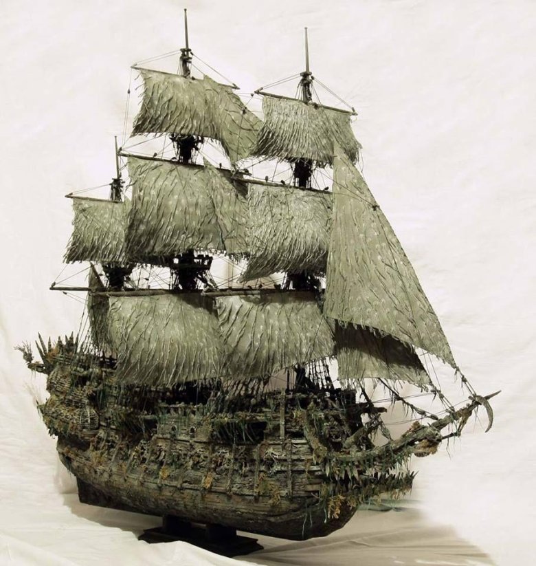 Корабль "Летучий голландец"