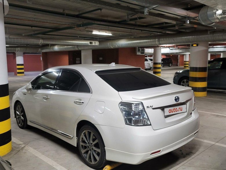 Белая тойота