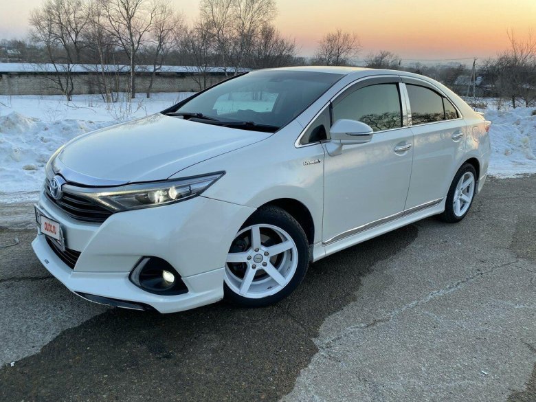 Белая тойота