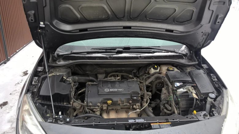 Опель Астра открытый капот