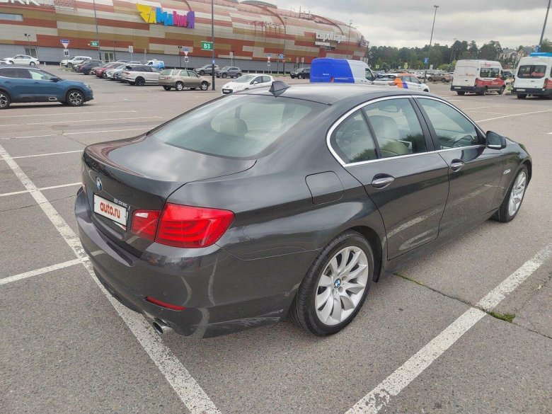 BMW 535 2012 сзади Блэк эдишн