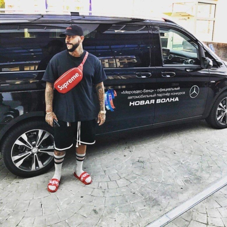 Тимати с сумкой