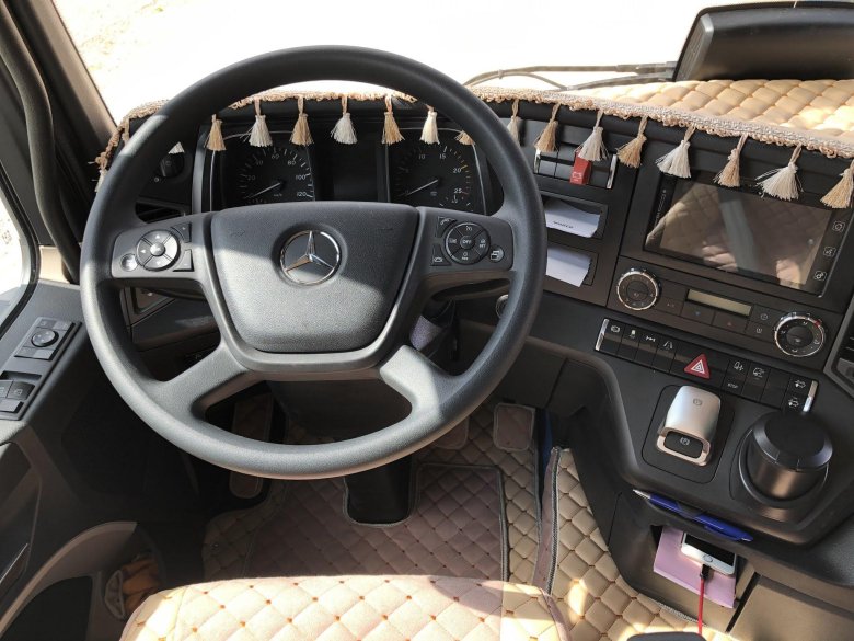 Мерседес Бенц Актрос 1845 салон