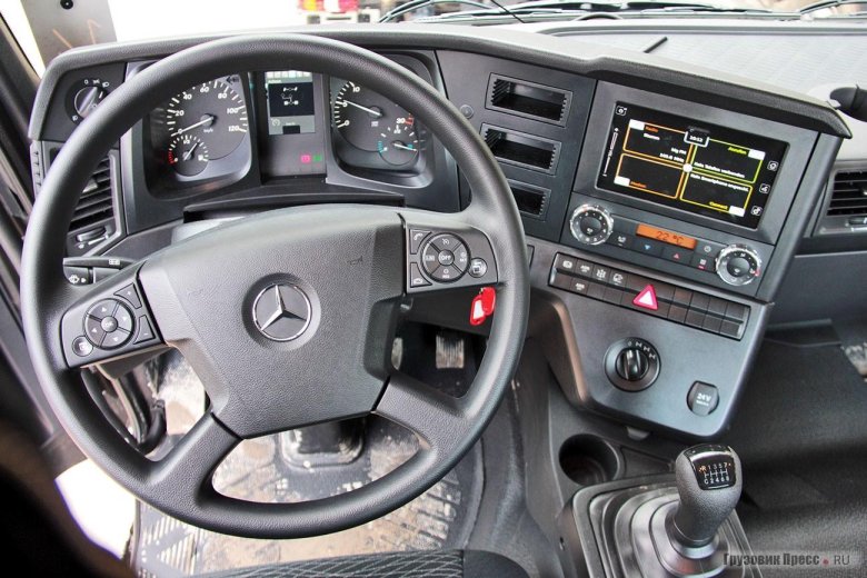 Мерседес Актрос самосвал салон