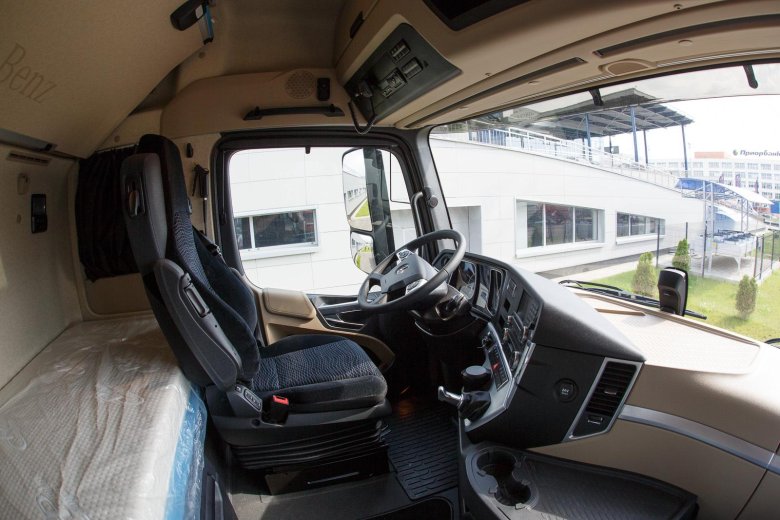 Мерседес-Бенц Актрос 2020 салон