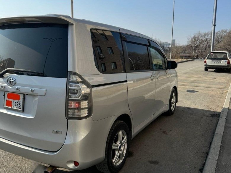 Тойота вокси 2011 года