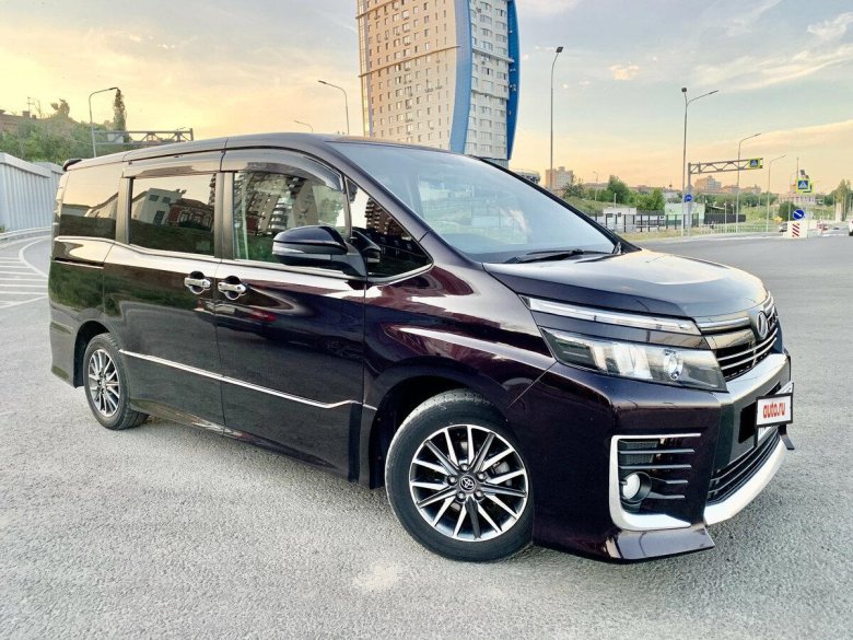 Минивэн Тойота Вокси