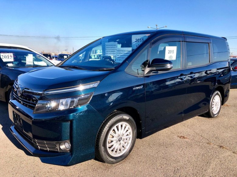 Тойота вокси 2015