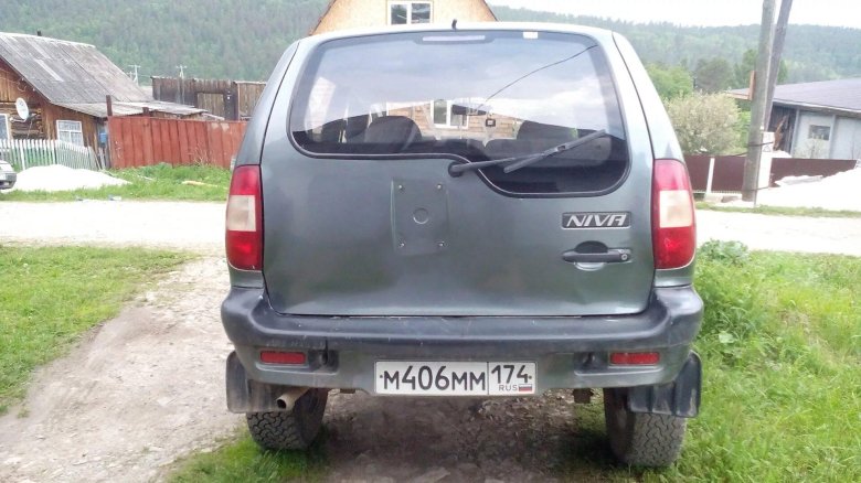 Шевроле Нива сзади