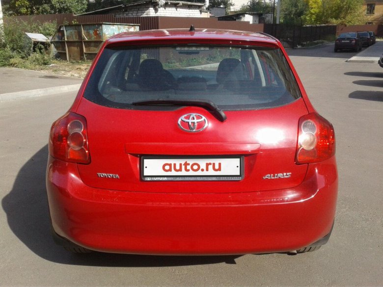 Тойота аурис 2008 красная