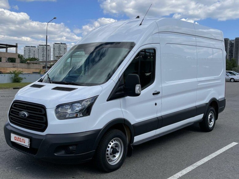 Белый Форд Транзит с чёрной крышей