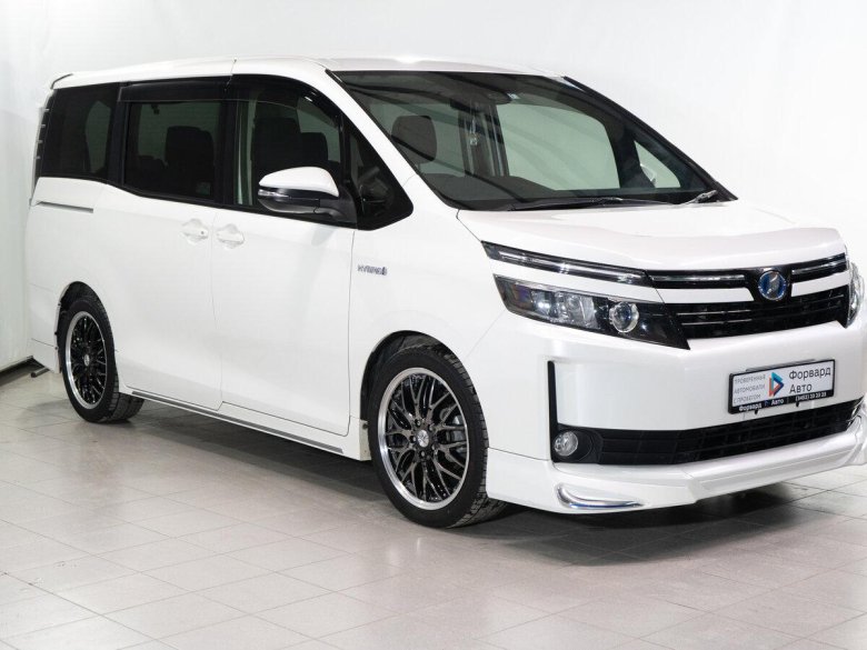 Toyota Voxy r80 фото