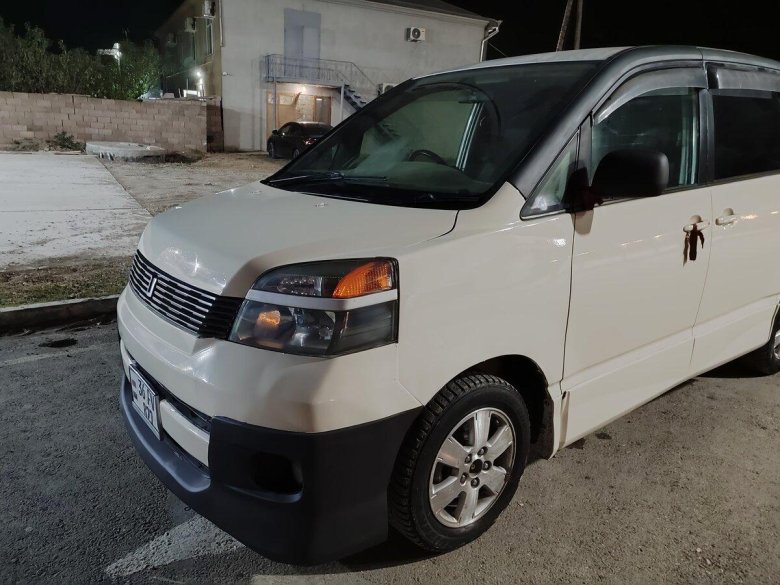 Тойота вокси 2005