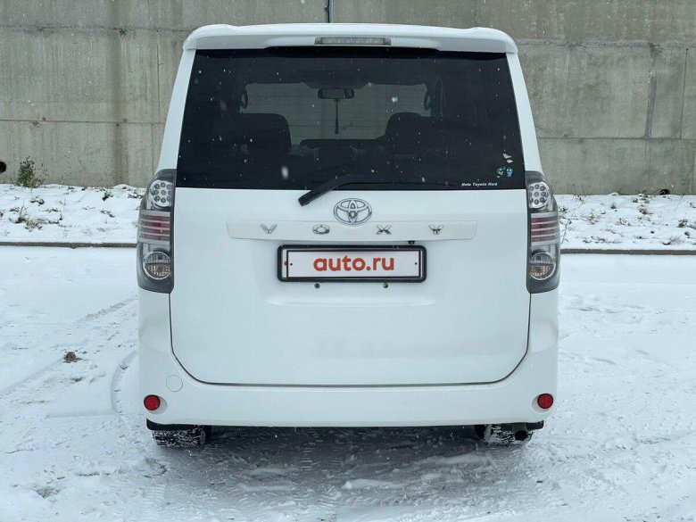 Белая тойота