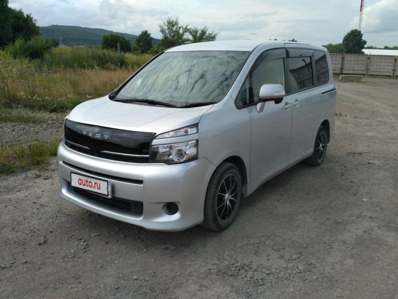 Минивэн Тойота Вокси